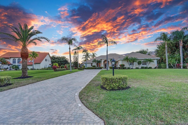 view of front of property featuring a lawn