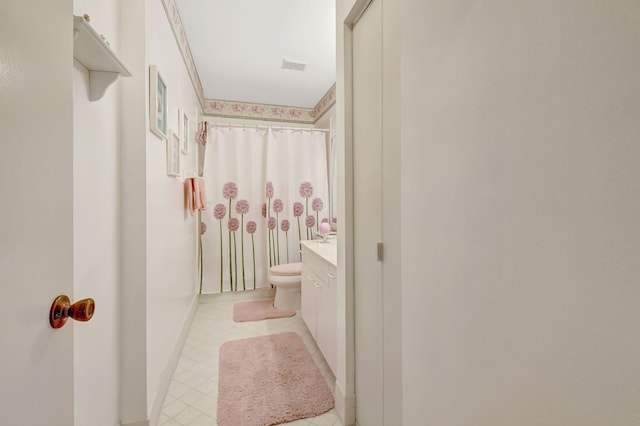 bathroom with a shower with curtain, vanity, and toilet