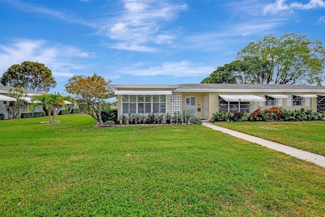 single story home featuring a front lawn