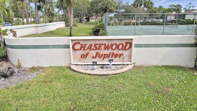 community / neighborhood sign featuring a yard