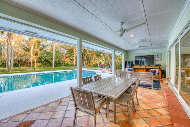 sunroom with ceiling fan