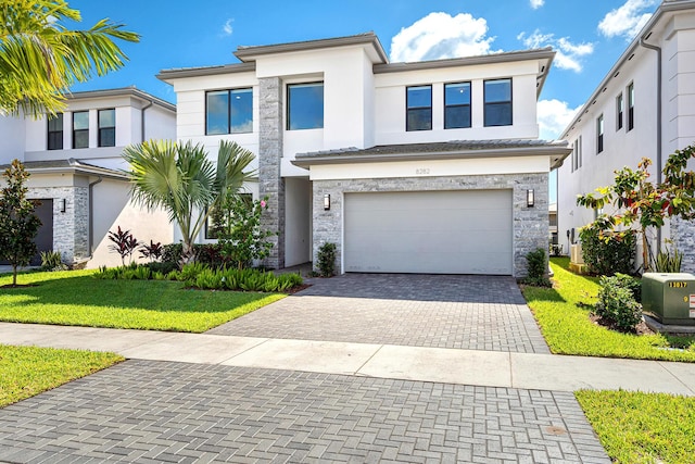 view of front facade featuring a garage and a front yard