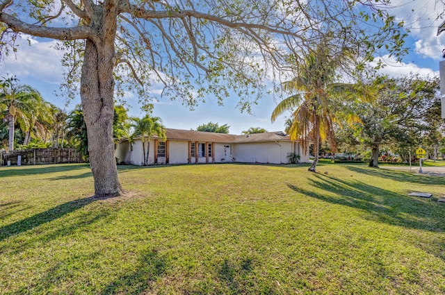 view of front of property featuring a front yard