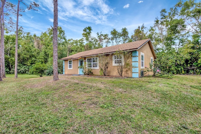 ranch-style home featuring a front lawn