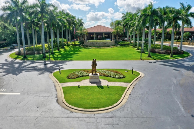 view of property's community featuring a lawn