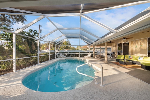 view of pool featuring ceiling fan, an outdoor hangout area, a patio area, and glass enclosure