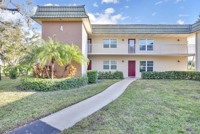 view of front of home featuring a front lawn