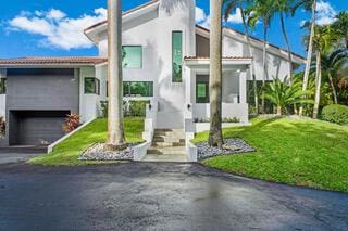 view of front of home featuring a front yard