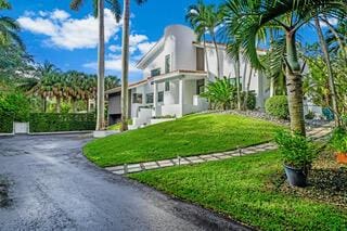 view of front of house featuring a front yard