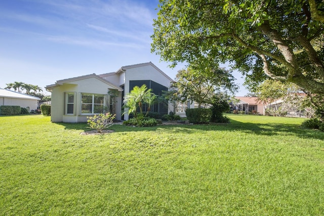view of front facade featuring a front yard