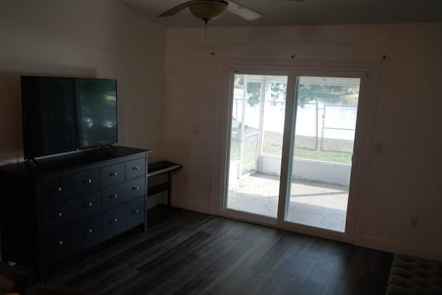 living room featuring dark wood-type flooring and ceiling fan