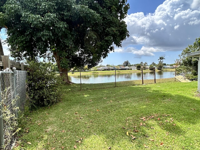 view of yard featuring a water view