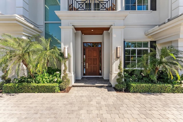 view of exterior entry featuring stucco siding