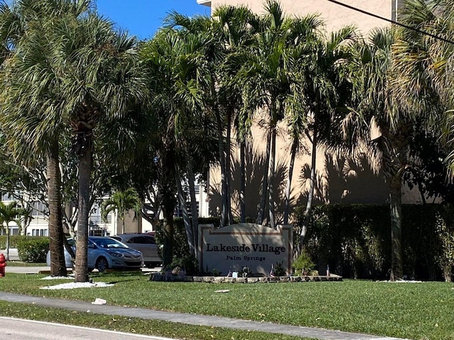 community / neighborhood sign featuring a lawn