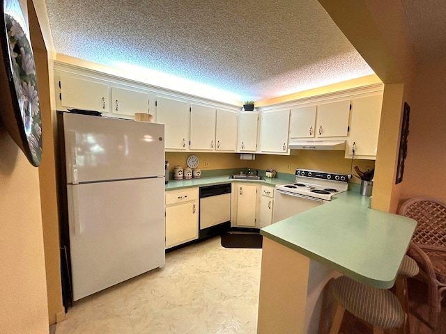 kitchen featuring sink, a textured ceiling, kitchen peninsula, white appliances, and cream cabinetry