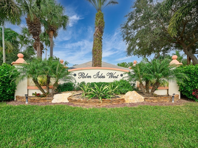 community sign with a lawn