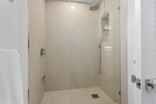 bathroom featuring tiled shower