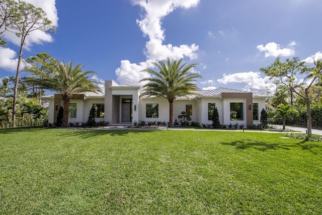 view of front of home featuring a front yard