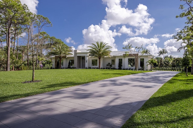 view of front of home featuring a front lawn