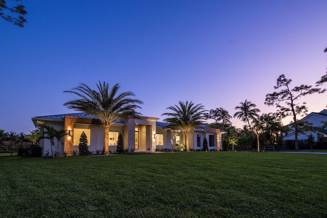 view of front of house featuring a lawn