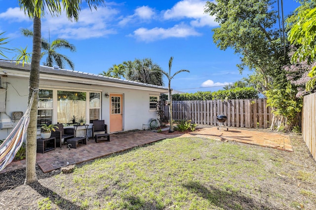 view of yard featuring a patio area