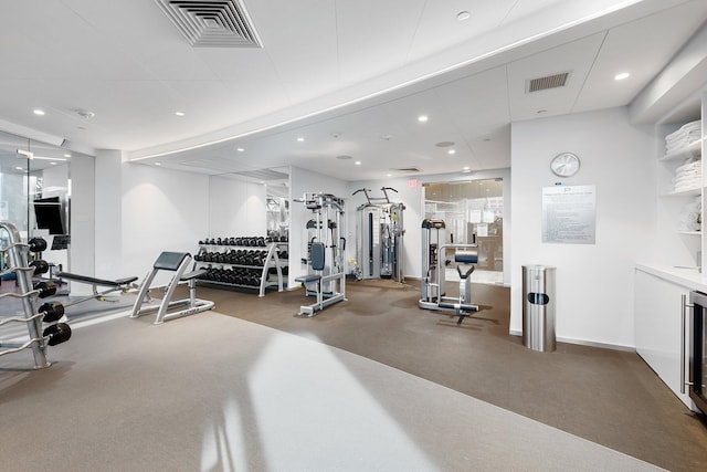 exercise room featuring recessed lighting, visible vents, and baseboards