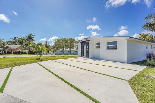 view of front of home featuring a front lawn