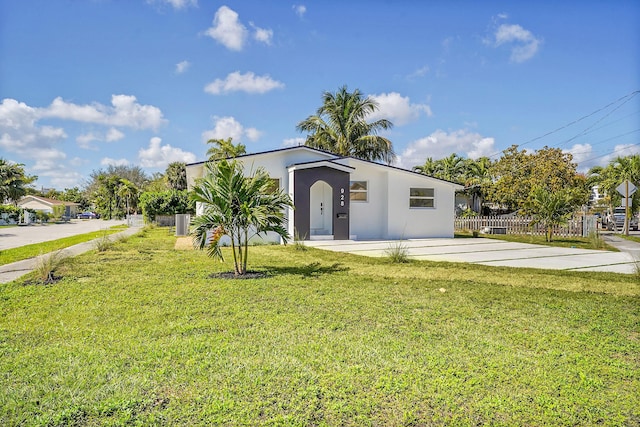 view of front of house with a front lawn