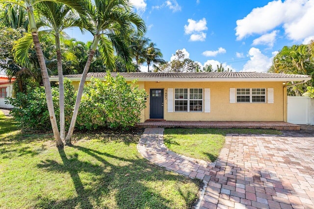 view of front of property featuring a front lawn