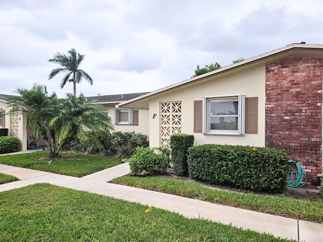 view of front facade with a front lawn