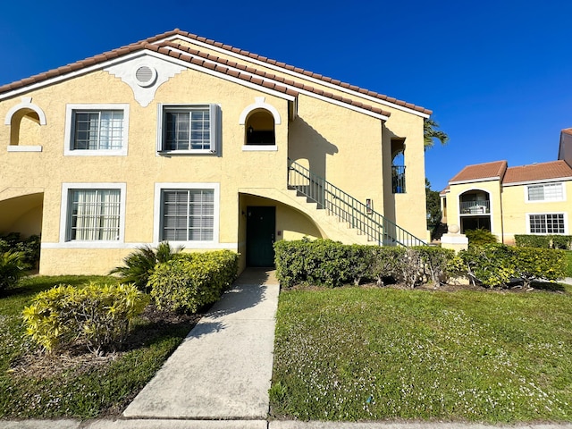 view of front of house with a front yard