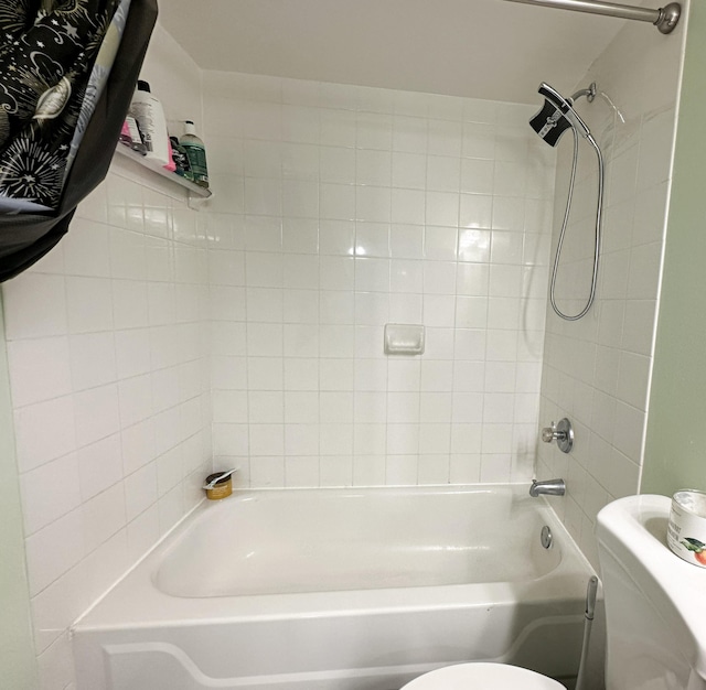 bathroom with tiled shower / bath and toilet