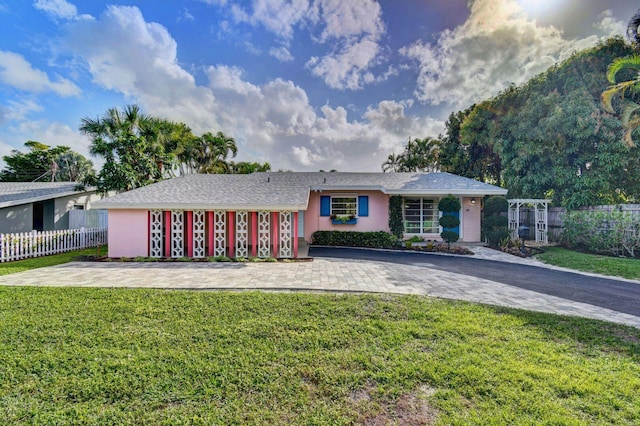 single story home featuring a front lawn