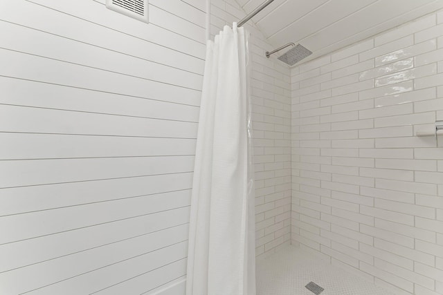 bathroom featuring curtained shower