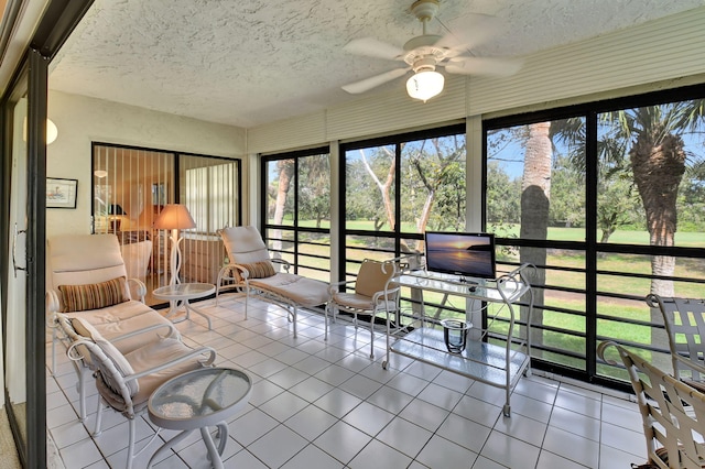 sunroom with ceiling fan