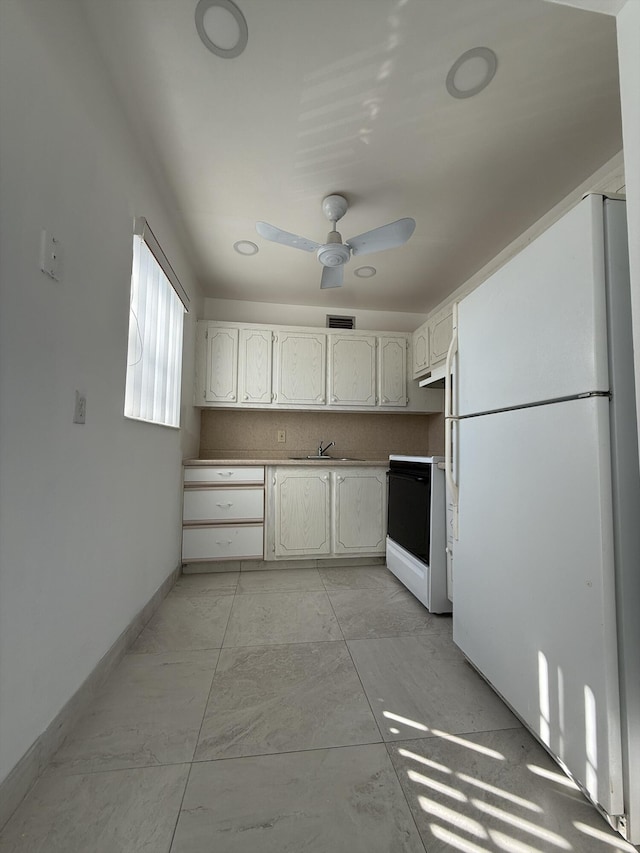 kitchen featuring sink, white fridge, electric stove, ceiling fan, and decorative backsplash