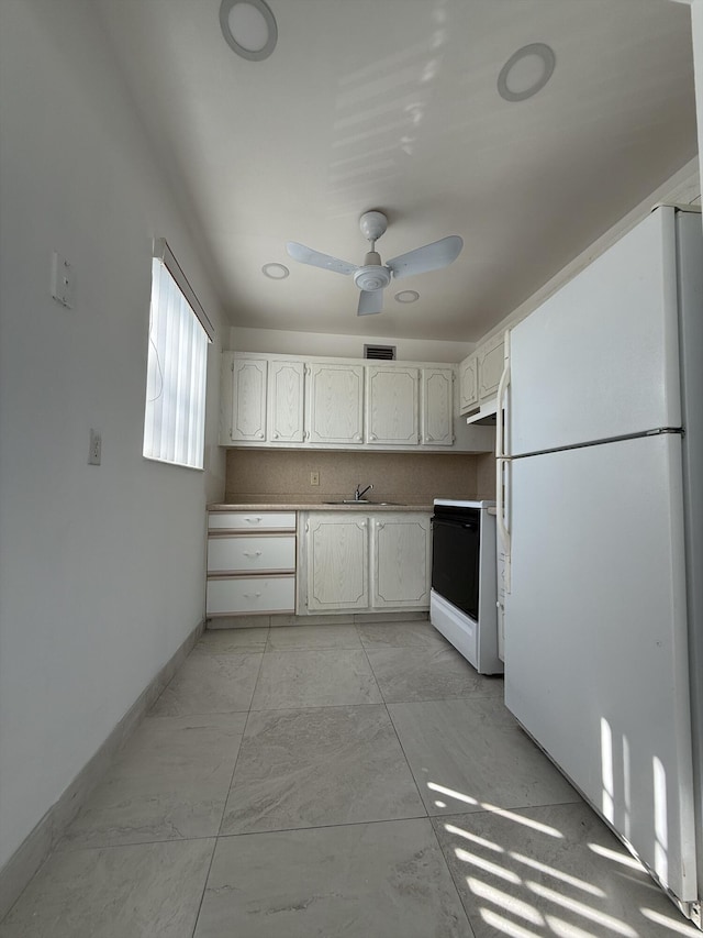 kitchen featuring range with electric cooktop, tasteful backsplash, sink, white refrigerator, and ceiling fan