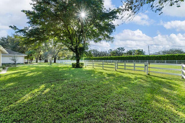 view of yard featuring a rural view