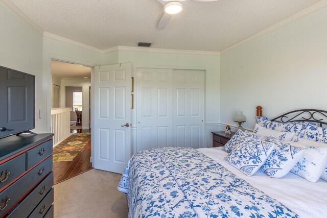 clothes washing area featuring cabinets, washing machine and clothes dryer, and a textured ceiling