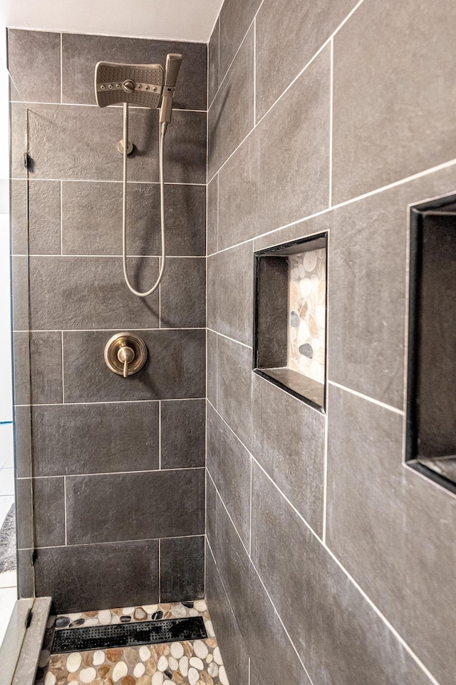 bathroom featuring a tile shower