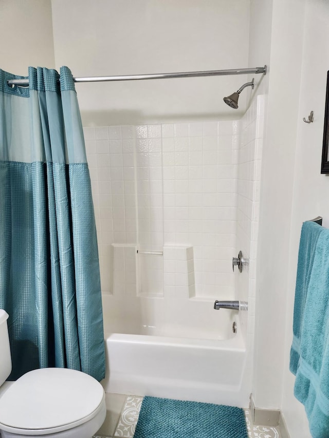 bathroom featuring toilet and shower / tub combo