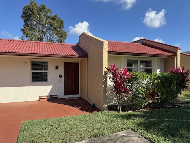 view of front facade with a front lawn