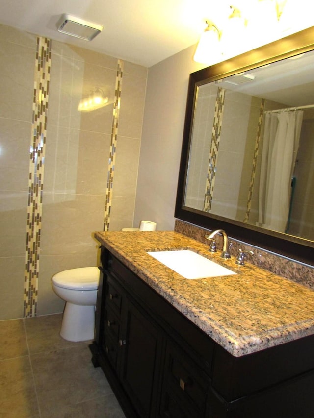 full bath featuring vanity, visible vents, a tile shower, tile patterned flooring, and toilet