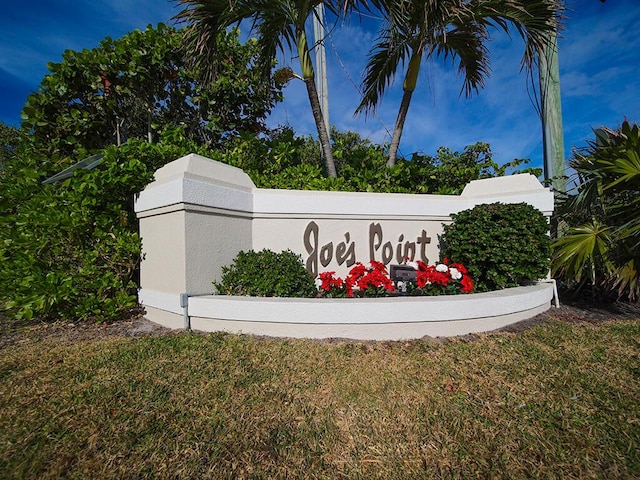 community sign with a yard