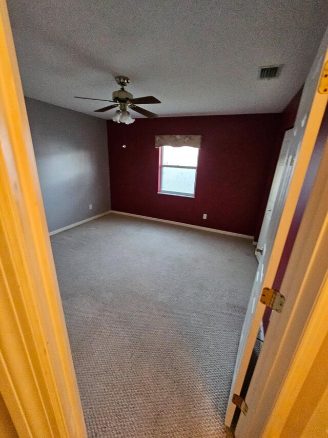 bathroom featuring vaulted ceiling, hardwood / wood-style floors, a tub, a notable chandelier, and toilet