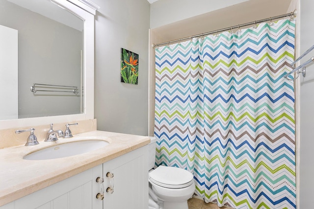 bathroom featuring a shower with curtain, vanity, and toilet