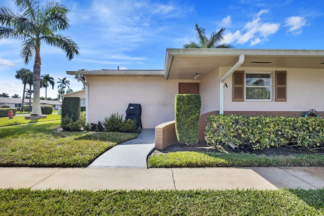 single story home with a front yard