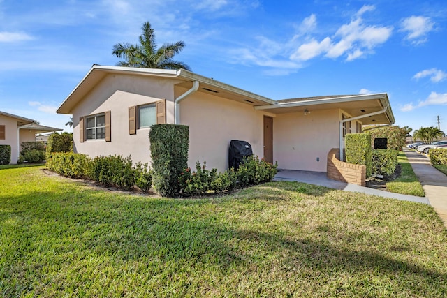 view of front of property featuring a front lawn