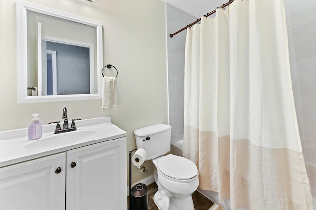 full bath with shower / bath combo with shower curtain, vanity, toilet, and baseboards