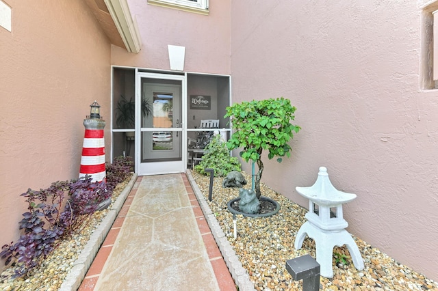 view of exterior entry with stucco siding